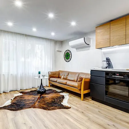 Stylish Urban Private Backyard Fast Wifi